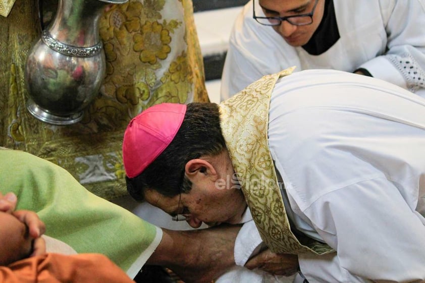 Como cada año, durante el Jueves Santo, se llevó a cabo el tradicional lavatorio de pies que simboliza la vocación al servicio, la humildad e igualdad que todos los fieles católicos deben practicar con los demás.