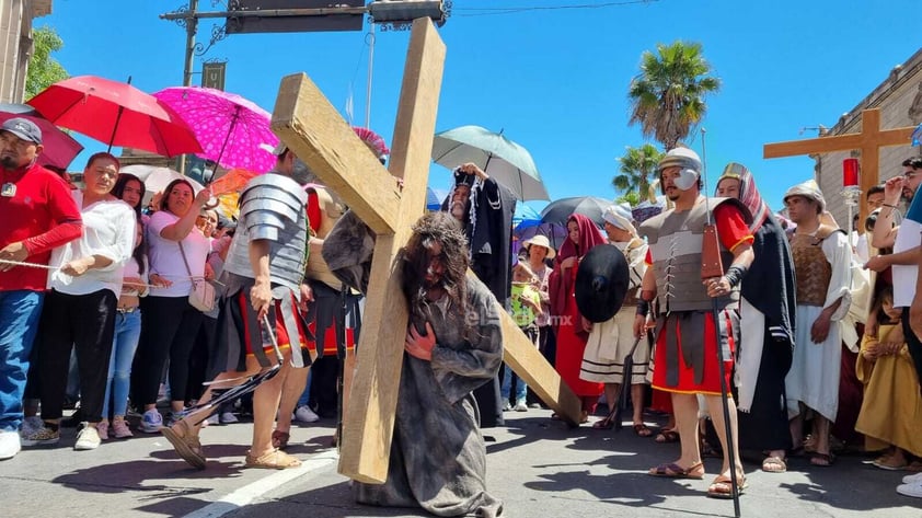 Duranguenses se dieron cita en el Arzobispado para presenciar el viacrucis viviente.