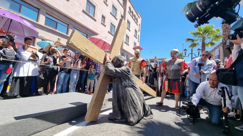 Duranguenses se dieron cita en el Arzobispado para presenciar el viacrucis viviente.