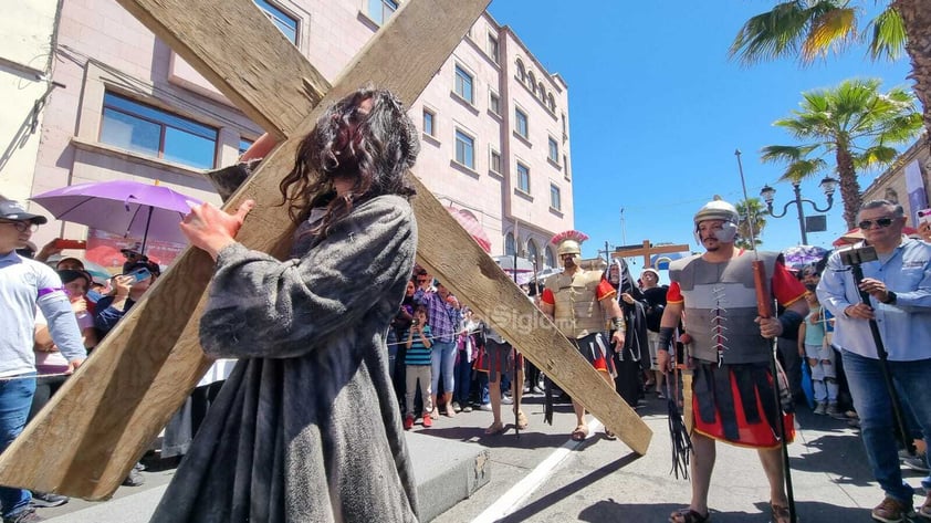 Duranguenses se dieron cita en el Arzobispado para presenciar el viacrucis viviente.