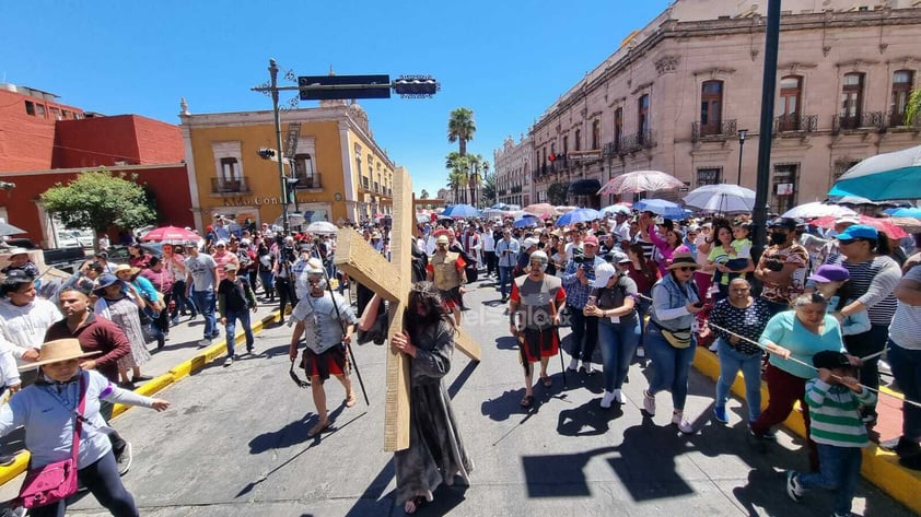 Duranguenses se dieron cita en el Arzobispado para presenciar el viacrucis viviente.