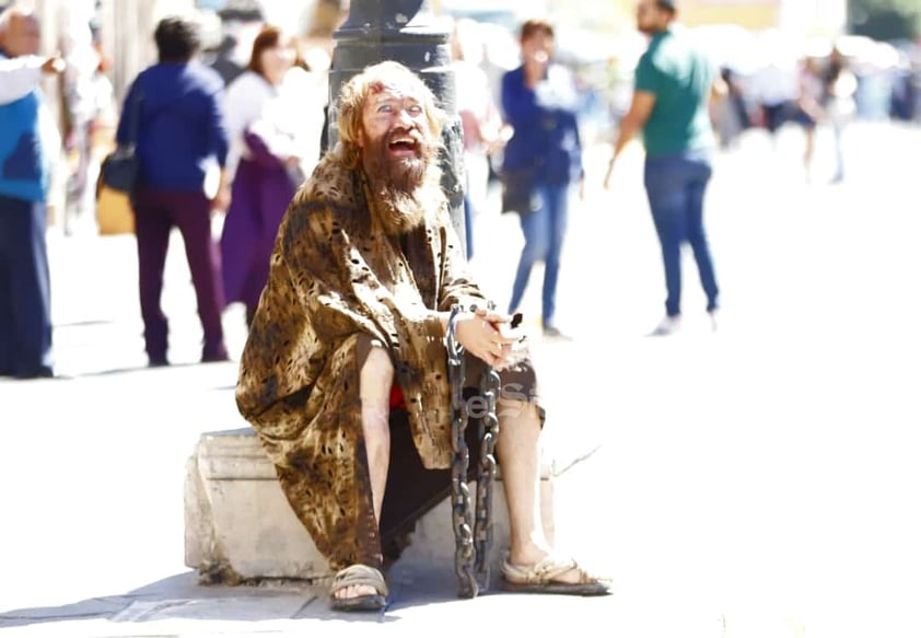 Duranguenses se dieron cita en el Arzobispado para presenciar el viacrucis viviente.