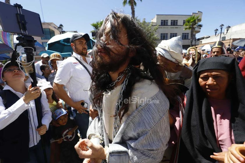 Duranguenses se dieron cita en el Arzobispado para presenciar el viacrucis viviente.