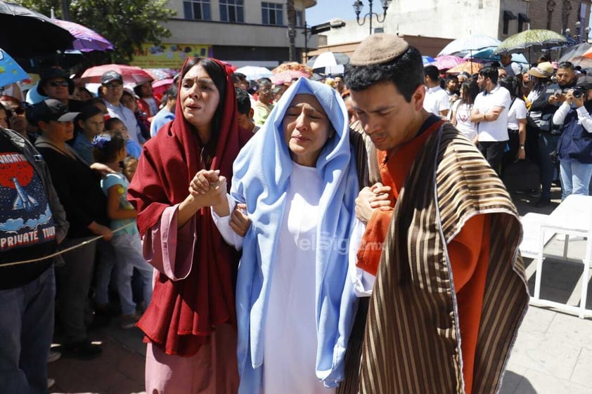 Duranguenses se dieron cita en el Arzobispado para presenciar el viacrucis viviente.