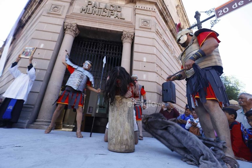 Duranguenses se dieron cita en el Arzobispado para presenciar el viacrucis viviente.