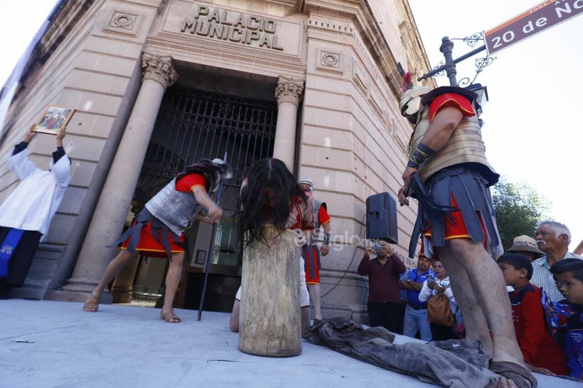 Duranguenses se dieron cita en el Arzobispado para presenciar el viacrucis viviente.