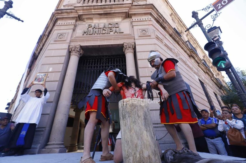 Duranguenses se dieron cita en el Arzobispado para presenciar el viacrucis viviente.