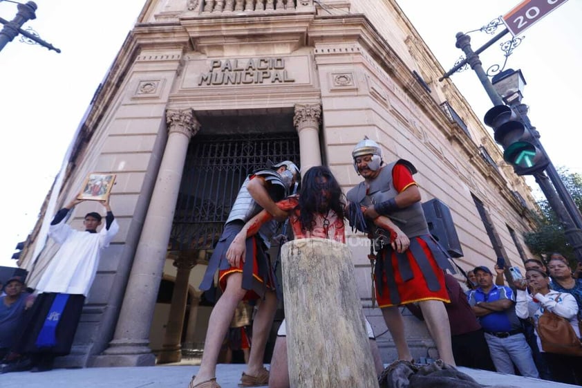 Duranguenses se dieron cita en el Arzobispado para presenciar el viacrucis viviente.