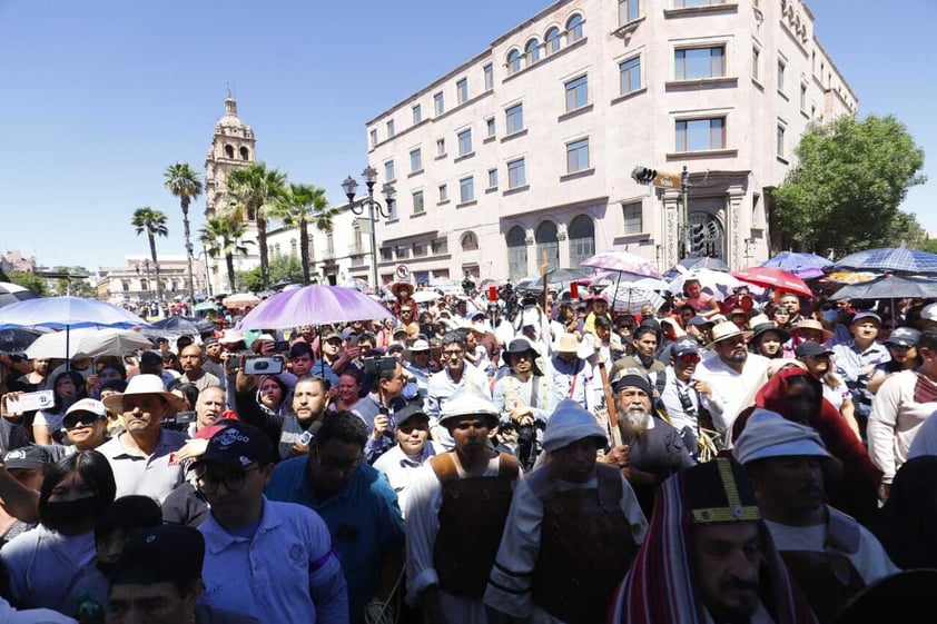 Duranguenses se dieron cita en el Arzobispado para presenciar el viacrucis viviente.