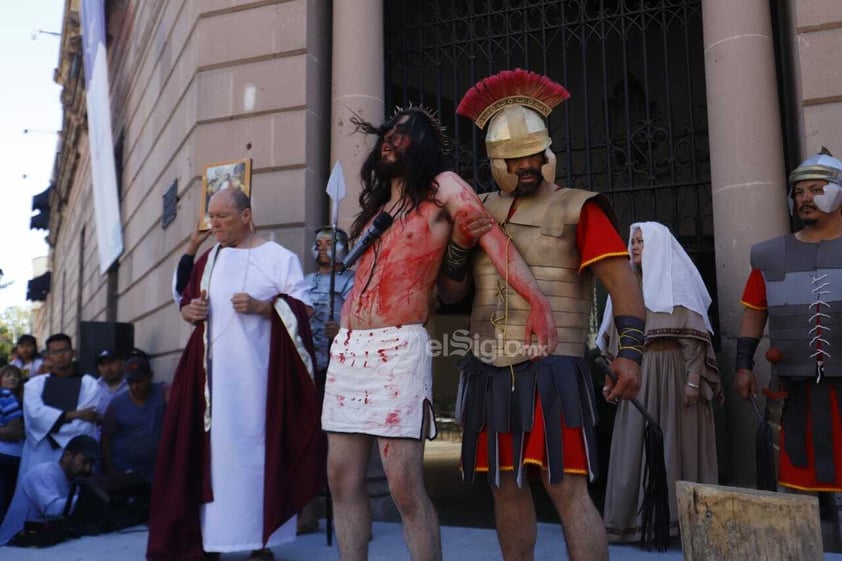 Duranguenses se dieron cita en el Arzobispado para presenciar el viacrucis viviente.