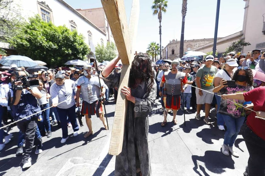 Duranguenses se dieron cita en el Arzobispado para presenciar el viacrucis viviente.