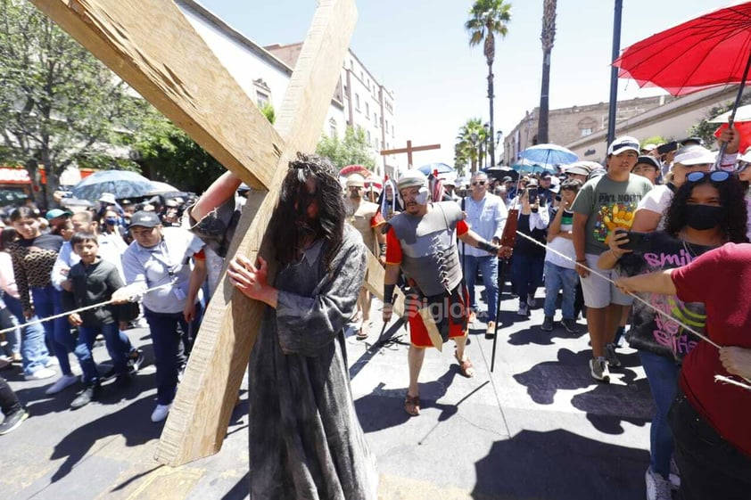 Duranguenses se dieron cita en el Arzobispado para presenciar el viacrucis viviente.