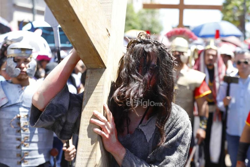 Duranguenses se dieron cita en el Arzobispado para presenciar el viacrucis viviente.