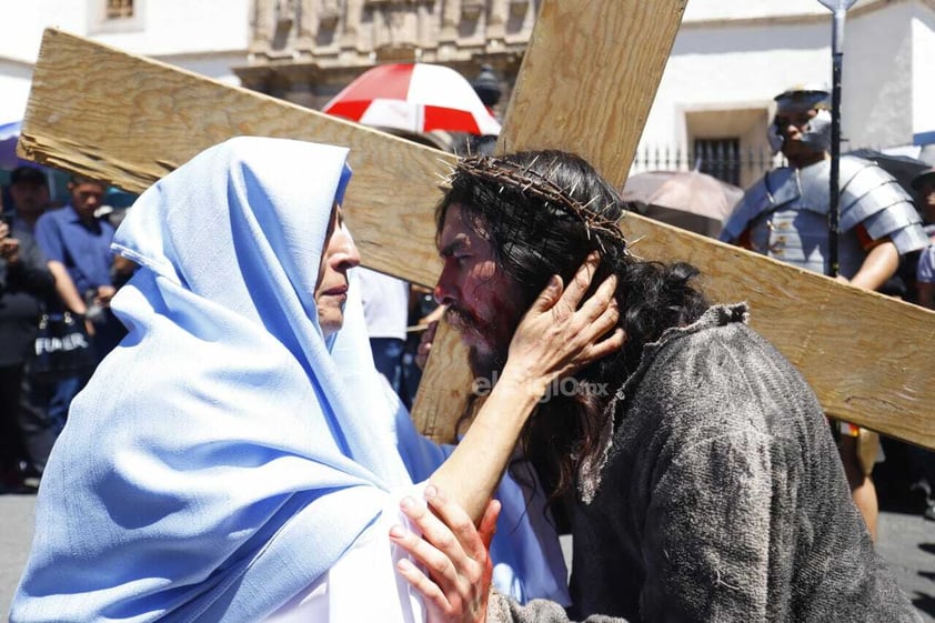 Duranguenses se dieron cita en el Arzobispado para presenciar el viacrucis viviente.