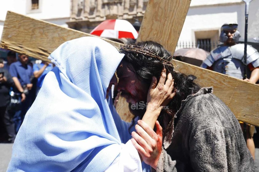 Duranguenses se dieron cita en el Arzobispado para presenciar el viacrucis viviente.