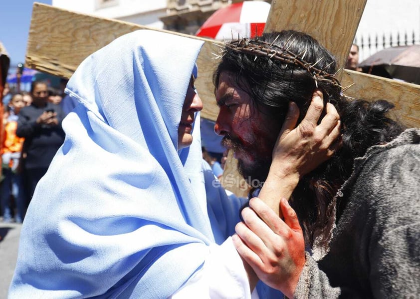 Duranguenses se dieron cita en el Arzobispado para presenciar el viacrucis viviente.