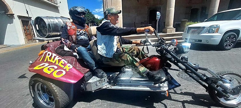 En la Plaza IV Centenario se instaló un tianguis con todo para motocicletas y motociclistas.