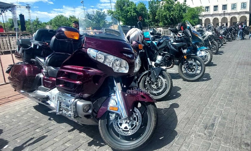 Como cada año, los conductores de estas unidades hacen su paseo y recorrido por las calles de la capital duranguense, varios de ellos en grupo, para poder lucir sus unidades.