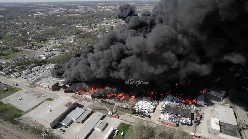 Un incendio en una planta de reciclaje en la ciudad de Richmond, en el estado de Indiana, provocó una nube tóxica que obligó a evacuar a unas 2.000 personas.