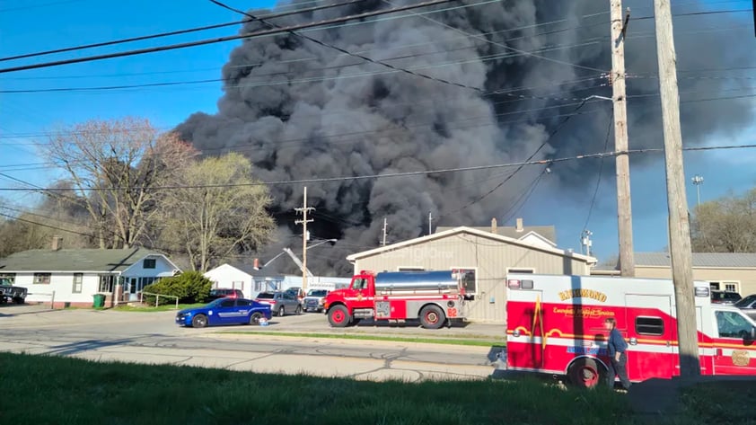 Un incendio en una planta de reciclaje en la ciudad de Richmond, en el estado de Indiana, provocó una nube tóxica que obligó a evacuar a unas 2.000 personas.