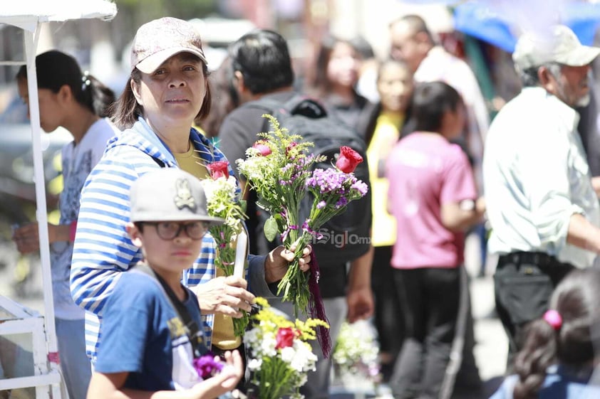 Duranguenses acuden a la Catedral para celebrar el día de San Jorge Bendito.