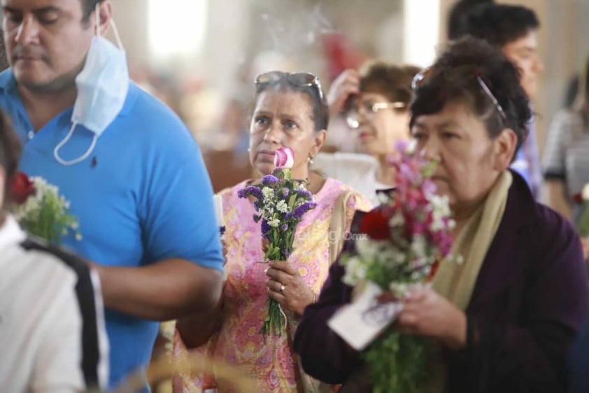 Duranguenses acuden a la Catedral para celebrar el día de San Jorge Bendito.