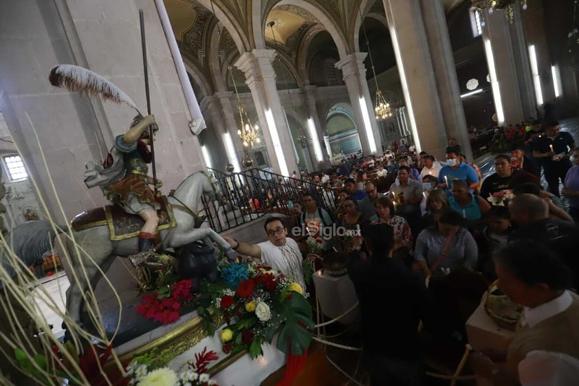 Duranguenses acuden a la Catedral para celebrar el día de San Jorge Bendito.