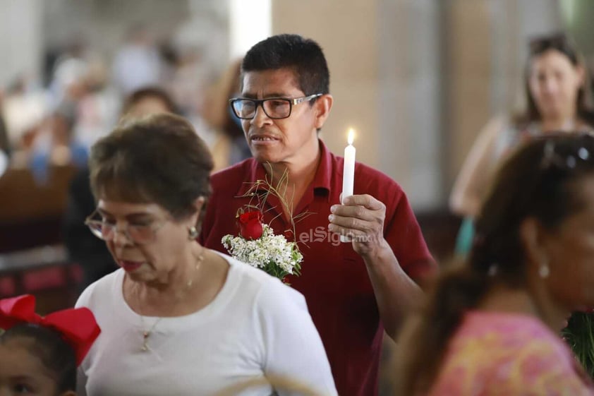 Duranguenses acuden a la Catedral para celebrar el día de San Jorge Bendito.