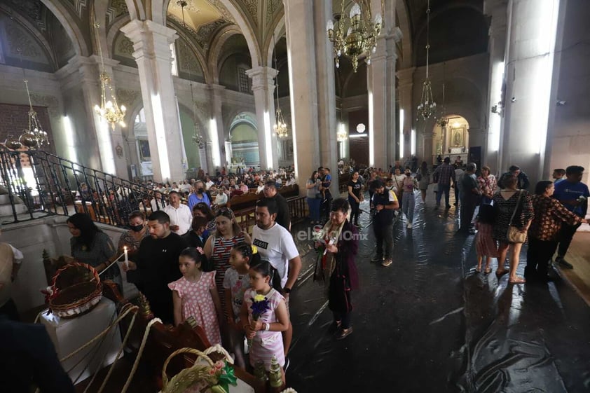 Duranguenses acuden a la Catedral para celebrar el día de San Jorge Bendito.