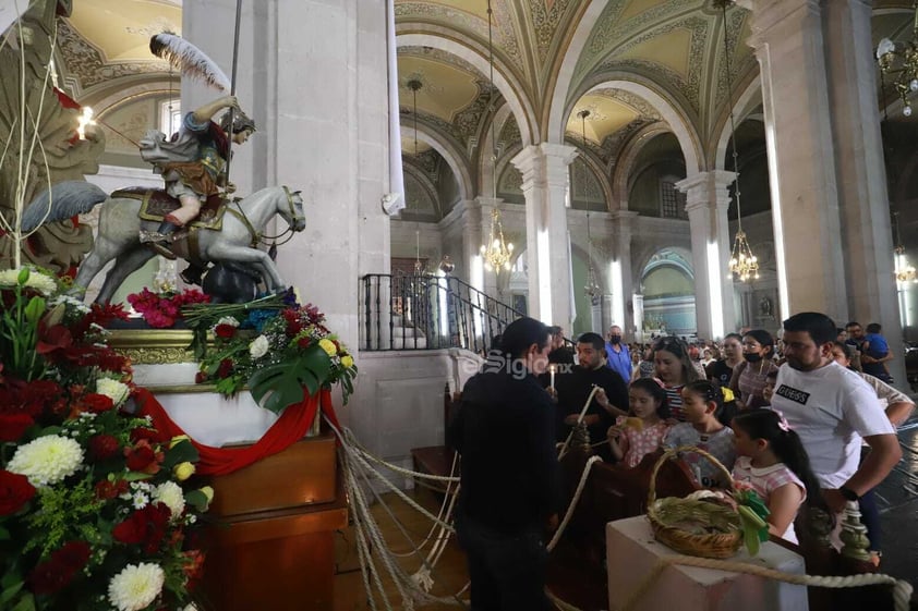 Duranguenses acuden a la Catedral para celebrar el día de San Jorge Bendito.