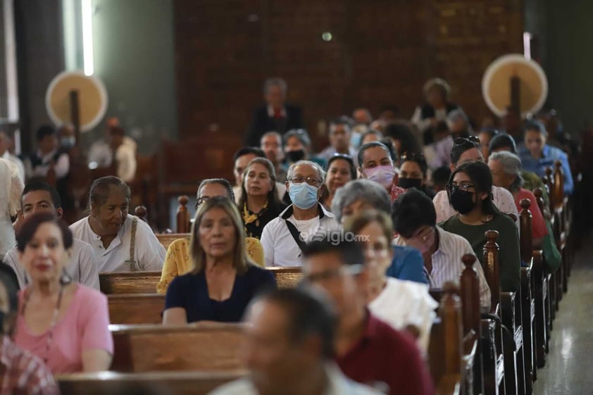 Duranguenses acuden a la Catedral para celebrar el día de San Jorge Bendito.