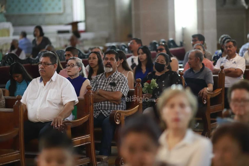 Duranguenses acuden a la Catedral para celebrar el día de San Jorge Bendito.