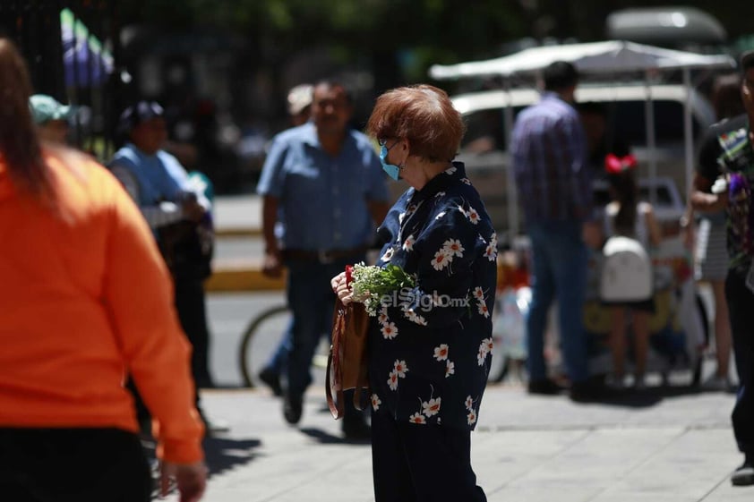 Duranguenses acuden a la Catedral para celebrar el día de San Jorge Bendito.