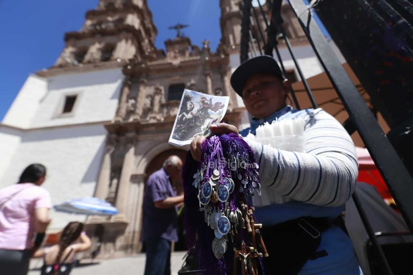 Duranguenses acuden a la Catedral para celebrar el día de San Jorge Bendito.