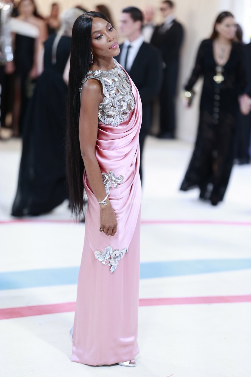 La Met Gala, uno de los acontecimientos sociales más exclusivos de Estados Unidos y conocida como 'la gran noche de la moda', cuenta este lunes con varias estrellas hispanas, comenzando por la actriz española Penélope Cruz, que es una de las anfitrionas.