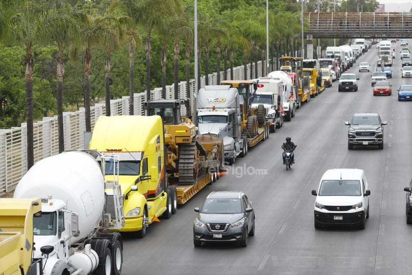 Esta mañana constructores locales desfilaron por el Día de la Santa Cruz.