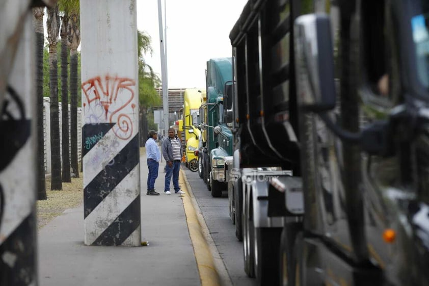 Esta mañana constructores locales desfilaron por el Día de la Santa Cruz.