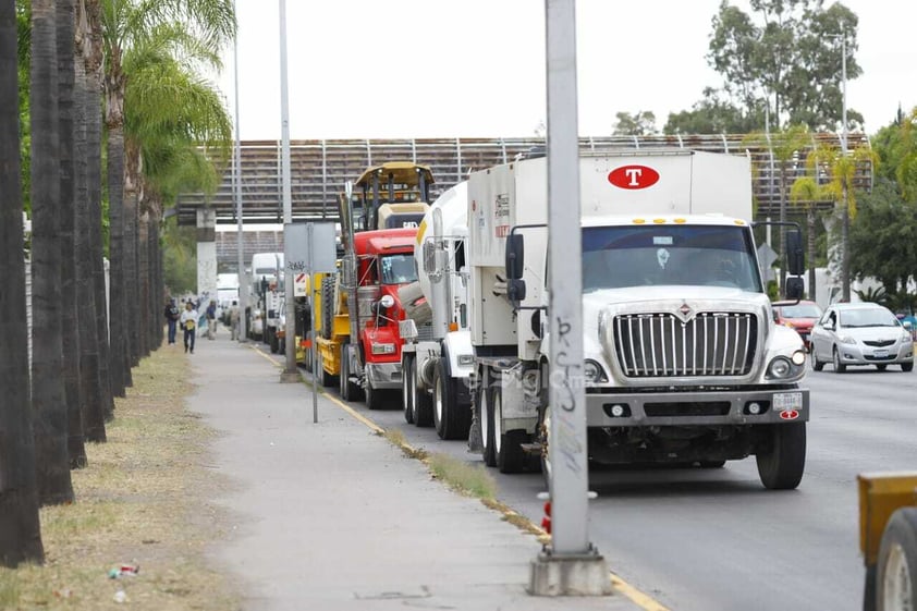 Esta mañana constructores locales desfilaron por el Día de la Santa Cruz.