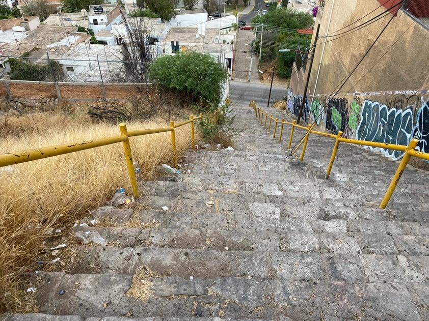 A través de una denuncia ciudadana que llegó a este medio, se dio a conocer el estado de abandono y suciedad en el que se encuentra la zona del Mirador y las escaleras ubicadas en el Cerro de Los Remedios, en Durango capital.