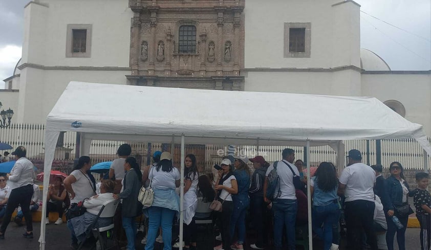 Docentes del sistema Cadi cierran avenida 20 de Noviembre como forma de protesta por adeudos a proveedores.