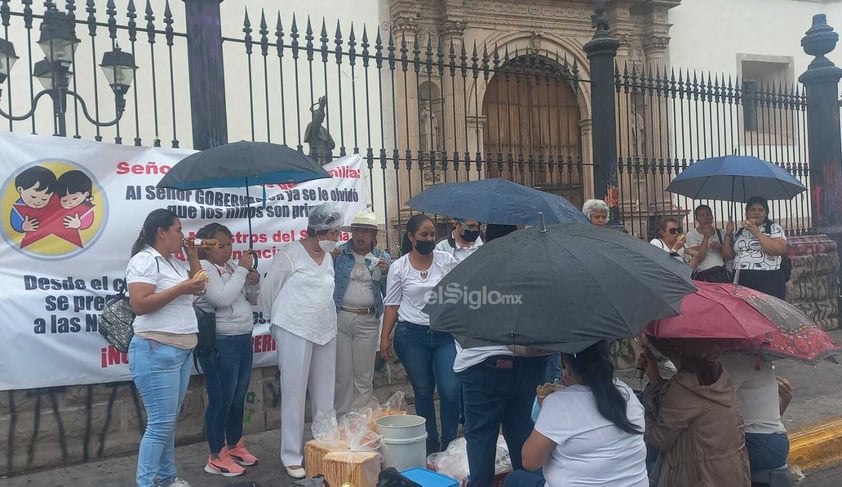 Docentes del sistema Cadi cierran avenida 20 de Noviembre como forma de protesta por adeudos a proveedores.