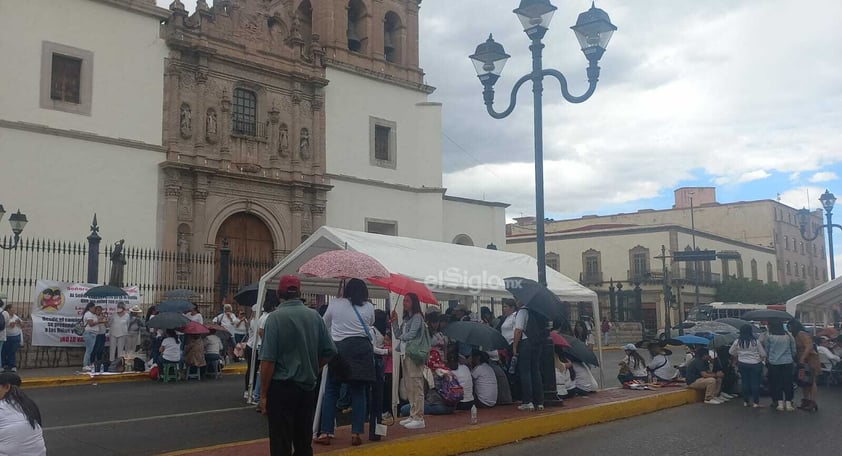 Docentes del sistema Cadi cierran avenida 20 de Noviembre como forma de protesta por adeudos a proveedores.