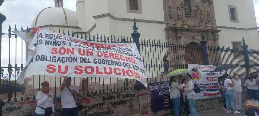 Docentes del sistema Cadi cierran avenida 20 de Noviembre como forma de protesta por adeudos a proveedores.