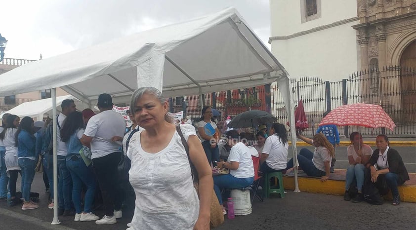 Docentes del sistema Cadi cierran avenida 20 de Noviembre como forma de protesta por adeudos a proveedores.