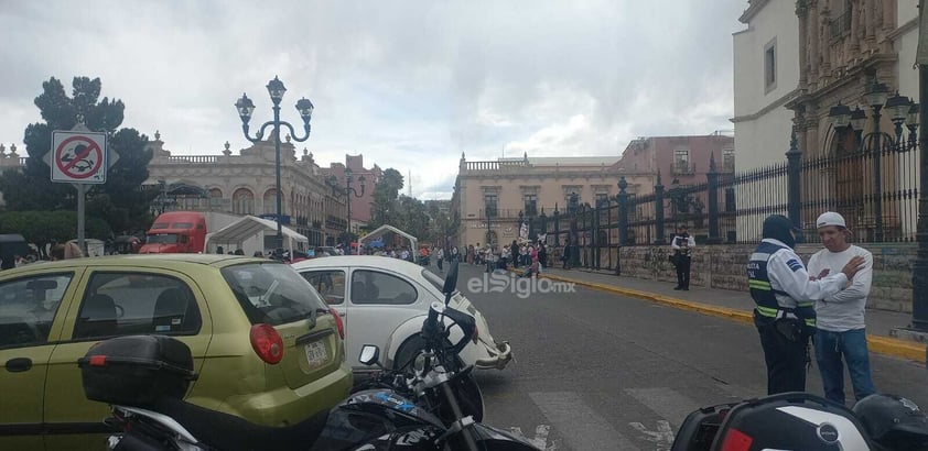 Docentes del sistema Cadi cierran avenida 20 de Noviembre como forma de protesta por adeudos a proveedores.