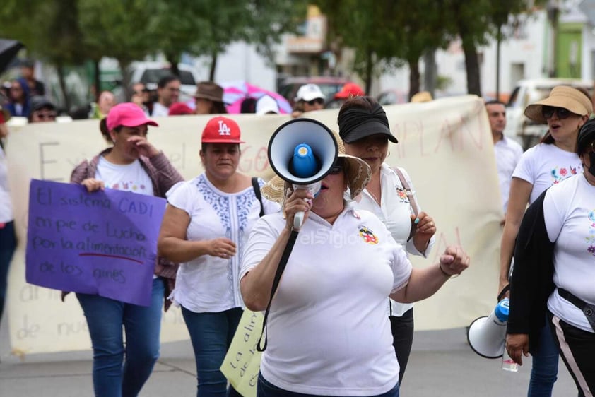 Docentes del sistema Cadi cierran avenida 20 de Noviembre como forma de protesta por adeudos a proveedores.