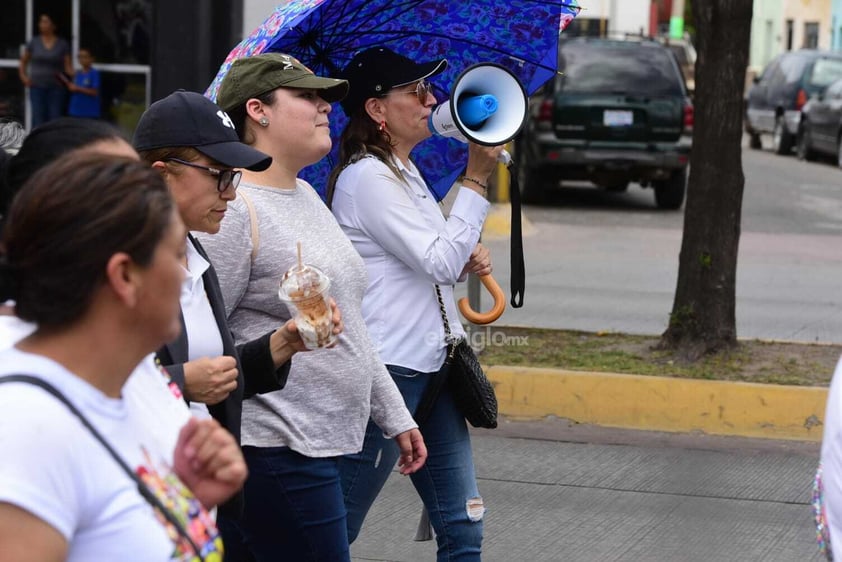 Docentes del sistema Cadi cierran avenida 20 de Noviembre como forma de protesta por adeudos a proveedores.