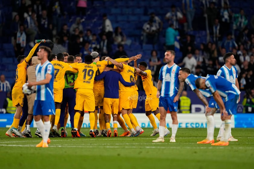 El Barcelona se proclamó este domingo campeón de LaLiga tras vencer al Espanyol en el RCDE Stadium en un derbi que se fisuró con el gol de Robert Lewandowski en el minuto 11 y que se resquebrajó con el 0-3 de la primera mitad (Alejandro Balde y otro del polaco) y con la diana de Jules Koundé tras el descanso.