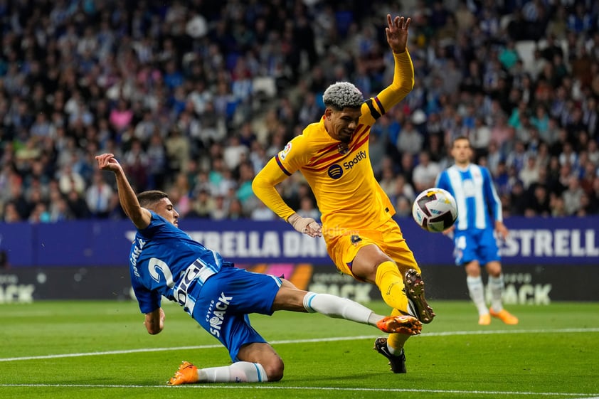 El Barcelona se proclamó este domingo campeón de LaLiga tras vencer al Espanyol en el RCDE Stadium en un derbi que se fisuró con el gol de Robert Lewandowski en el minuto 11 y que se resquebrajó con el 0-3 de la primera mitad (Alejandro Balde y otro del polaco) y con la diana de Jules Koundé tras el descanso.