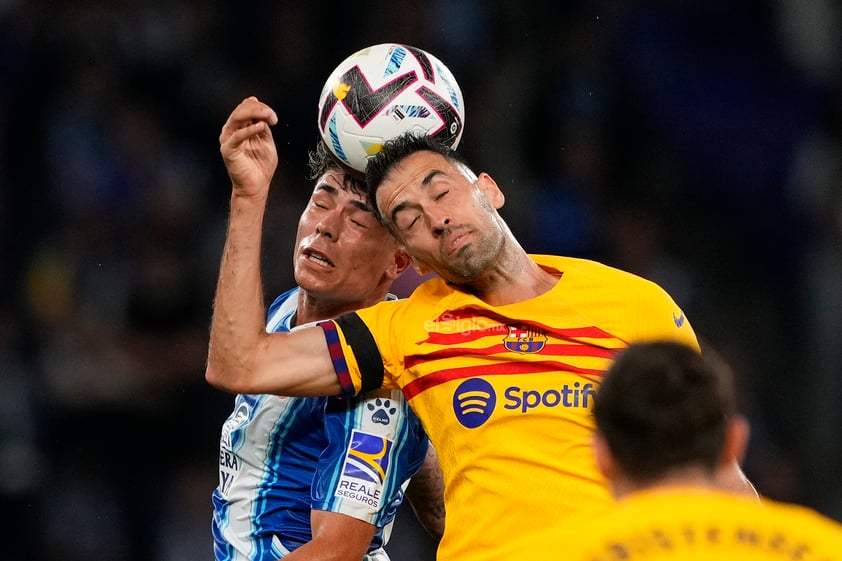 El Barcelona se proclamó este domingo campeón de LaLiga tras vencer al Espanyol en el RCDE Stadium en un derbi que se fisuró con el gol de Robert Lewandowski en el minuto 11 y que se resquebrajó con el 0-3 de la primera mitad (Alejandro Balde y otro del polaco) y con la diana de Jules Koundé tras el descanso.